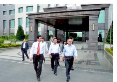       郭来旺与中国医药保健品进出口商会副会长刘张林在一起        郭来旺参观台湾中药制药企业