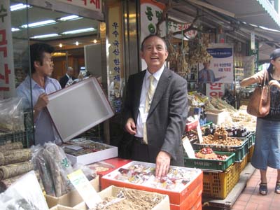 郭来旺院长参观韩国药材市场 